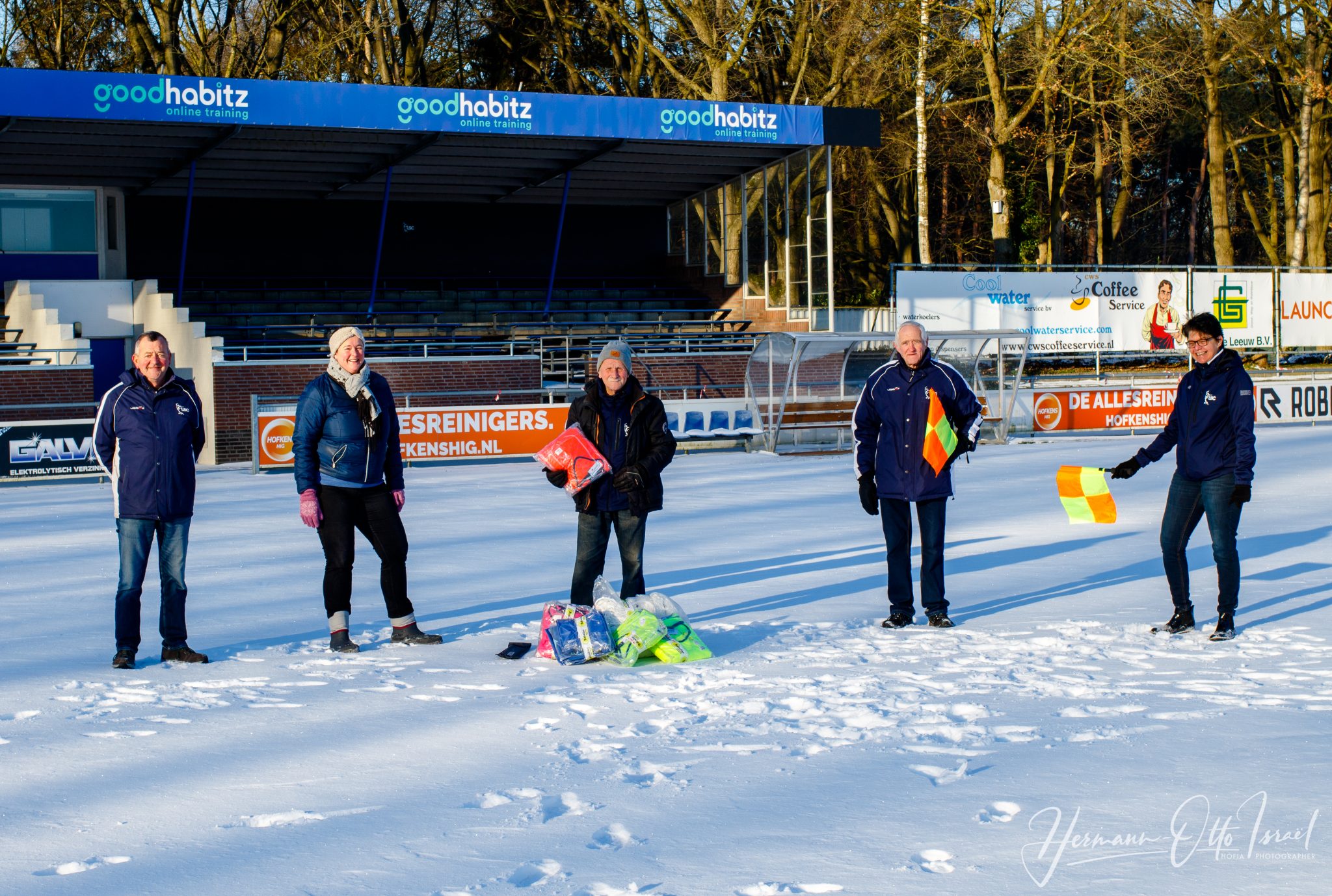 Kees en Sjaak ontvangen van Kitty Marijnissen van de gemeente Oosterhout, en onder toeziend oog van Ruud Martens en Saskia Lodewikus van TSC, een deel van de verdiende materialen.